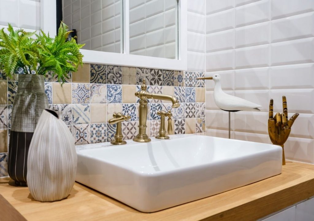 Colorful bathroom backsplash ideas